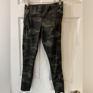 Athleta XS camo legging cargo pockets zippered EUC